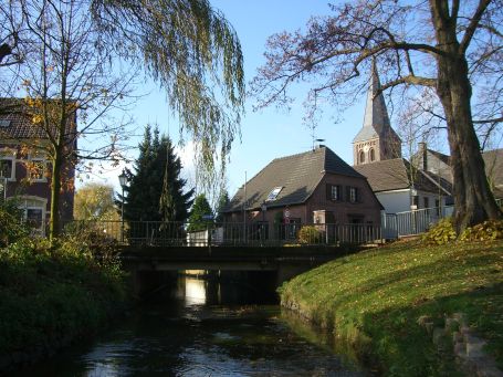 Kevelaer-Kervenheim : Blick über die Kervenheimer Mühlenfleuth im Ortskern